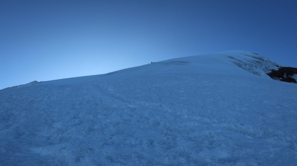 Der Gletscher ist anhaltend um die 35° steil.