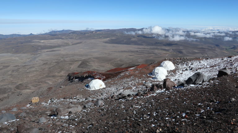 Chimborazo High Camp - ganz links das Kloshäuschen, mittig das Kochzelt und rechts die 3 Schlafzelte.