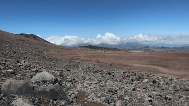 Flache Sandwüste vor dem Refugio Carell