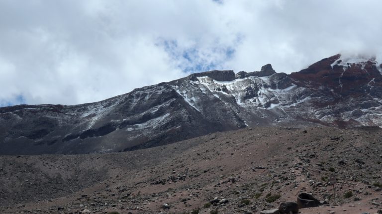 Blick vom Refugio Carell auf die Ruta Arista de El Castillo (Castillo-Grat-Route). Die Route verläuft erst über den Grat und dann im Schneeband unterhalb der Felswände.