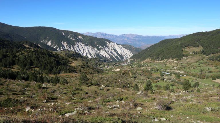 Bick auf Radomirë mit den markanten weissen Minaretten