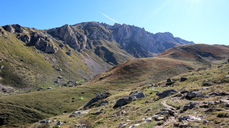 Die Westseite des Korabs präsentiert sich felsig.