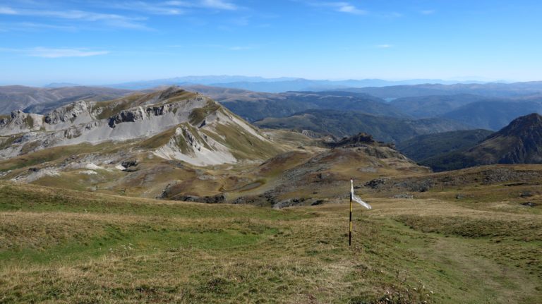 Der Weg auf der mazedonischen Seite ist mit Stangen markiert.