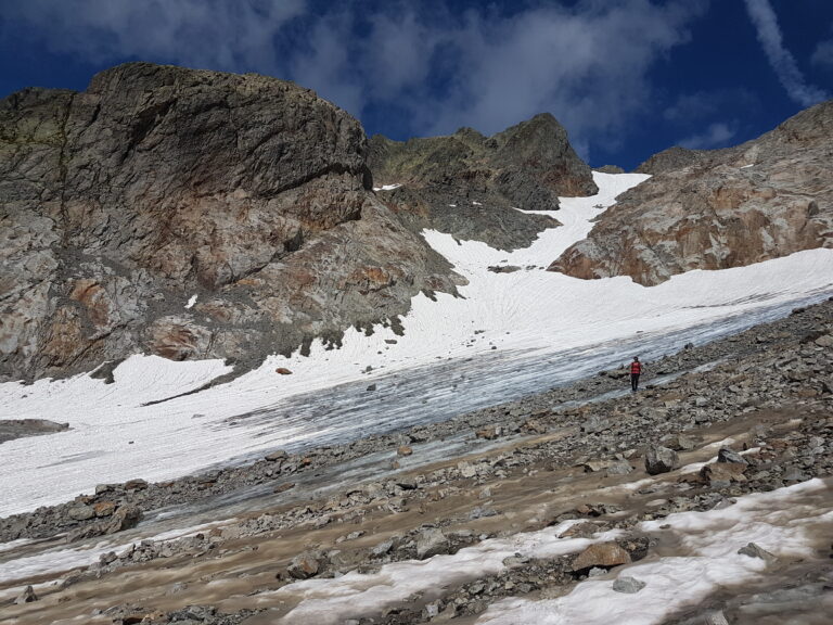 Durch die Firnrinne im Bildhintergrund erfolgt der Abstieg auf den Gletscher. Vom Gletscherrand führen Steinmännchen und später ein Pfad zur Sustlihütte.