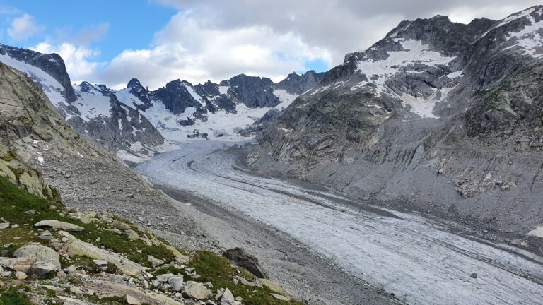 Über den flachen, spaltenarmen Fornogletscher geht es zur Capanna del Forno.