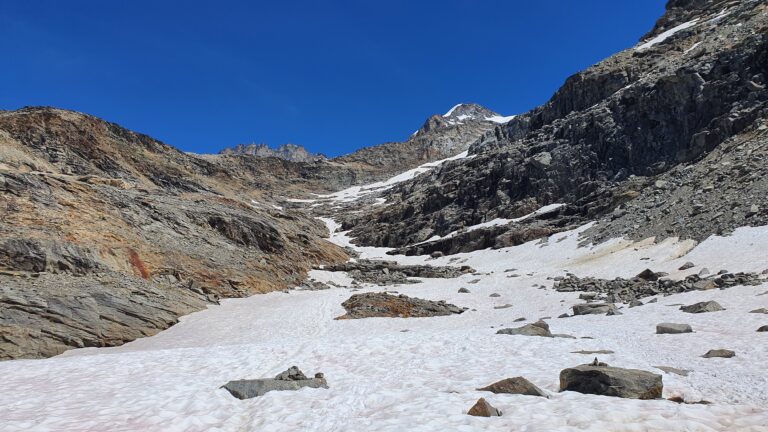 Der Aufstieg bzw. Abstieg durch das Schneetälchen