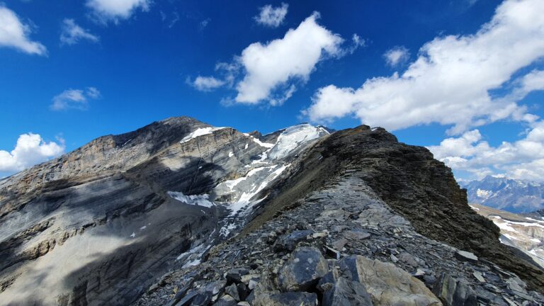 Statt Zacken warten Platten auf dem Zackengrat.