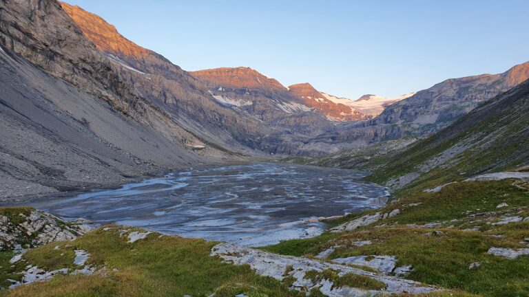 Vom Gemmipass geht es hinab in den Lämmerenboden.