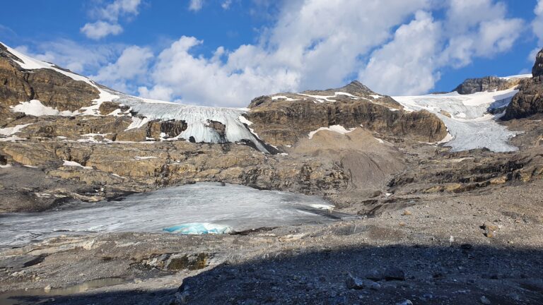 Zweigeteilter Wildstrubelgletscher. Über den rechten Arm geht es hoch.