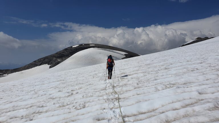 Der Wildstrubel erscheint vom Gletscher als flache Kuppe.