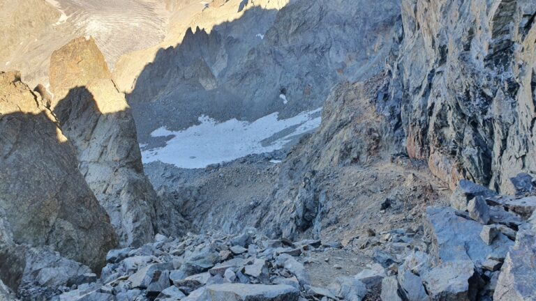 Über das Felsband rechts im Bild quert man hinauf zum Col du Monêtier