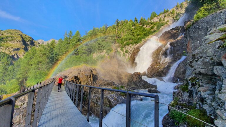 Den dritten Rutor-Wasserfall kann man auf einer Brücke überqueren.