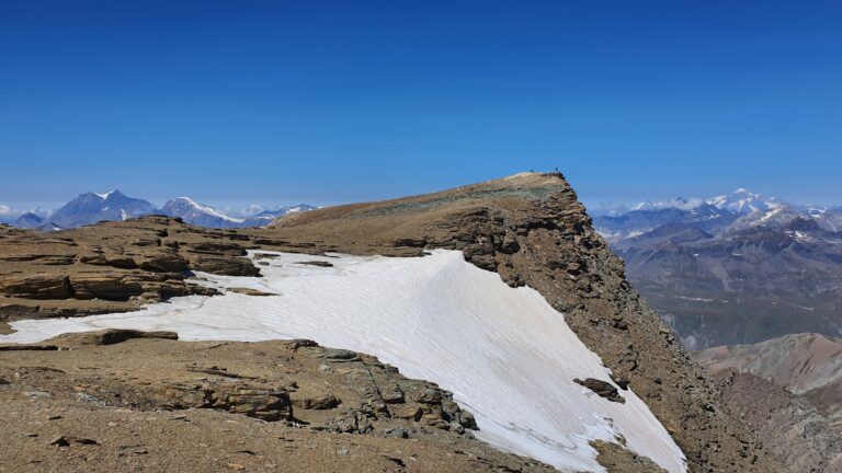 Blick vom Vorgipfel auf das Gipfelplateau des Albaron