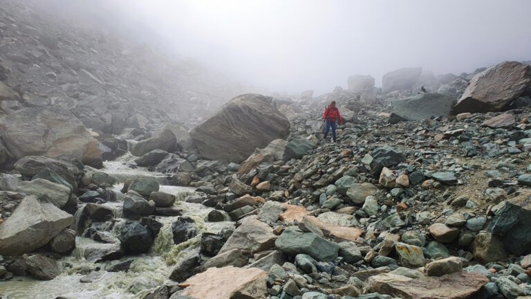 Rückweg entlang des Gletscherbachs. Das Geröll ist mühsam.