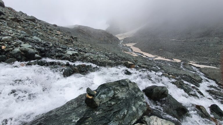 Der Wasserfall ist bei hohem Wasserstand schwierig zu queren.