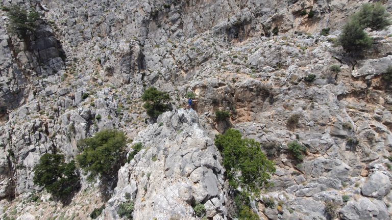 Grat vom Turm aus gesehen. In der Wand dahinter geht der Klettersteig weiter.