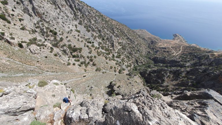 Blick auf Agios Ioannis an der Küste vom Ende des Klettersteigs