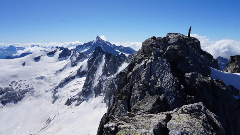 Der Gipfel mit Madonnenstatue liegt genau auf der Grenze CH-IT.