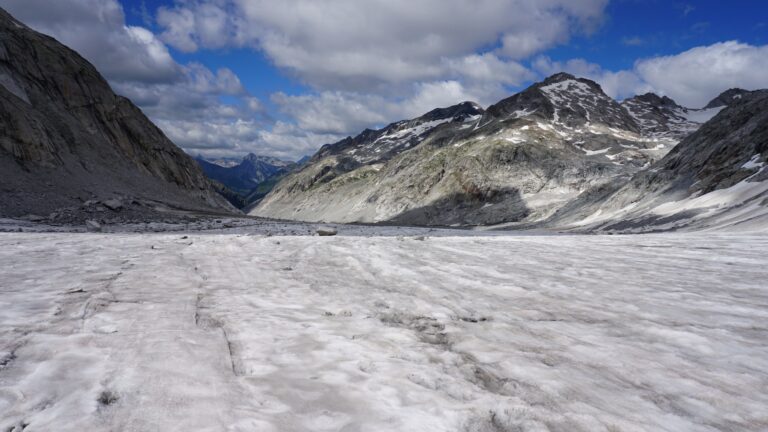 Über den flachen, spaltenarmen Fornogletscher geht es zur Capanna del Forno.