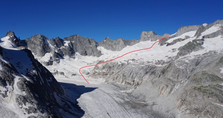 Der Abstieg vom Passo del Cantun auf den Fornogletscher vom Monte Rossso aus gesehen. Wegen Gletscherschwund wird der Übergang immer heikler.