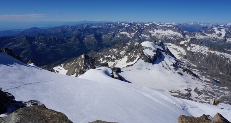 Blick vom Gipfel auf die Aufstiegsroute