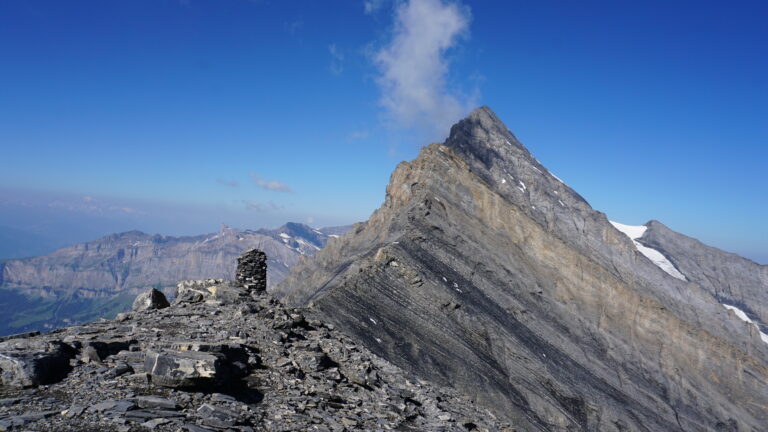 Auf dem Zackengrat angekommen. Gegenüber beeindruckt das Rinderhorn.