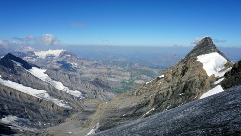 Blick auf Rinderhorn (links) und Altels (rechts) vom vergletscherten Teil des Grates