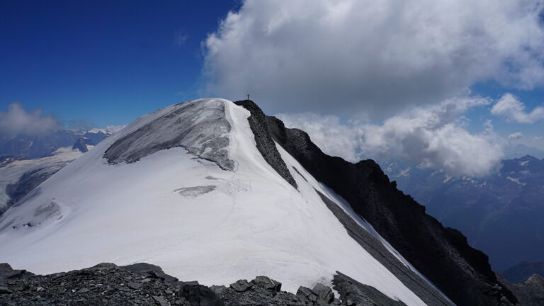 Vom Vorgipfel (Balmhorn-Westgipfel) geht es ein Stück hinunter auf den Balmhorngletscher.