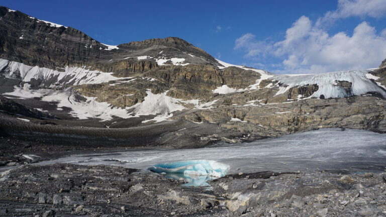 Toteisrest vor dem Wildstrubelgletscher