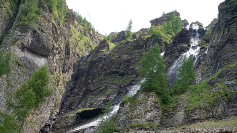 Wasserfälle im Abstieg vom Flueseeli