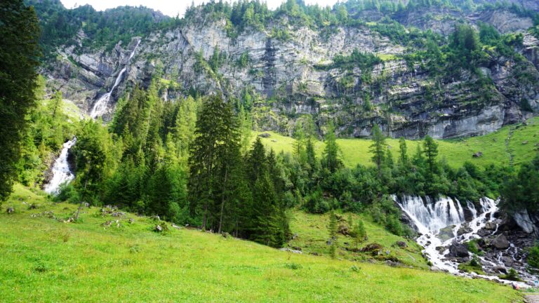 Die Wasserfälle "Bi de sibe Brünne" bei der Rezlibergialp sind einen Abstecher wert.