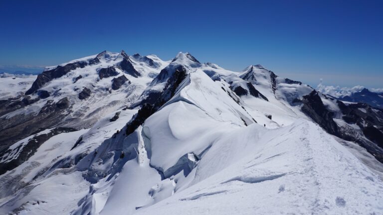 Blick vom Breithorn West- zum Mittelgipfel