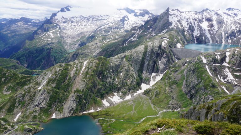 Blick von P.2466 auf den Lago Bianco (unten) und den Lago dei Cavagnöö (oben)