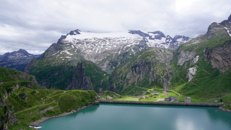 Oberhalb des Lago di Robièi, in dem Gebäudeturm befindet sich das Albergo Robièi