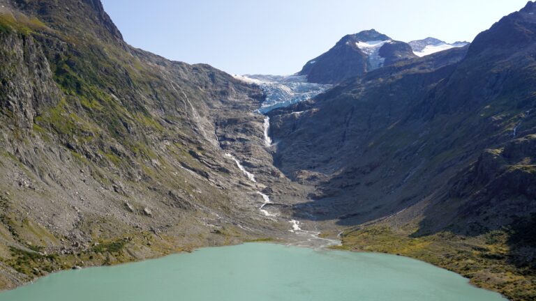 Triftgletscher von der Triftbrücke aus gesehen - kaum zu glauben, dass der Gletscher vor nur 10 Jahren noch bis zum See reichte.