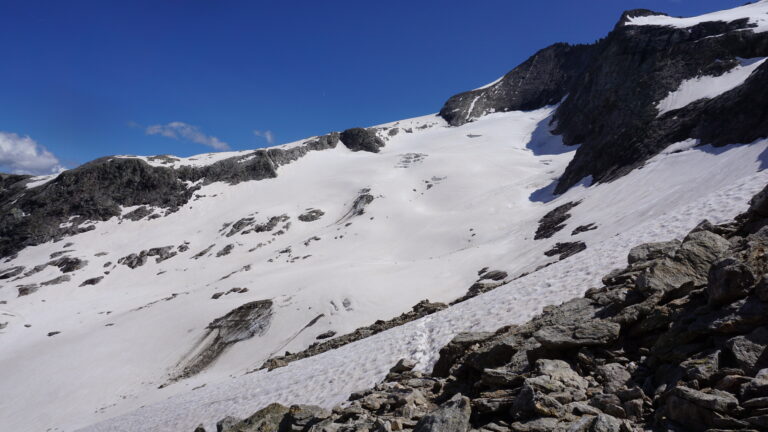 Rückblick auf den nördlichen Basòdino-Gletscher. Der Übergang zum oberen Gletscher befindet sich in dem schneebedeckten Teil der Felsrippe.