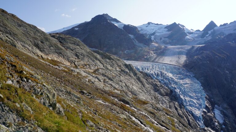 Gletscherzunge des Triftgletschers vom Alpinwanderweg zur Trifthütte aus gesehen