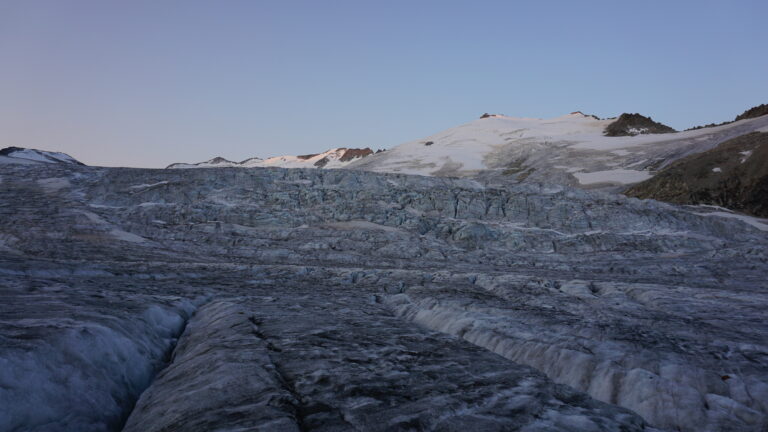 Der Triftgletscher hat viele Spalten