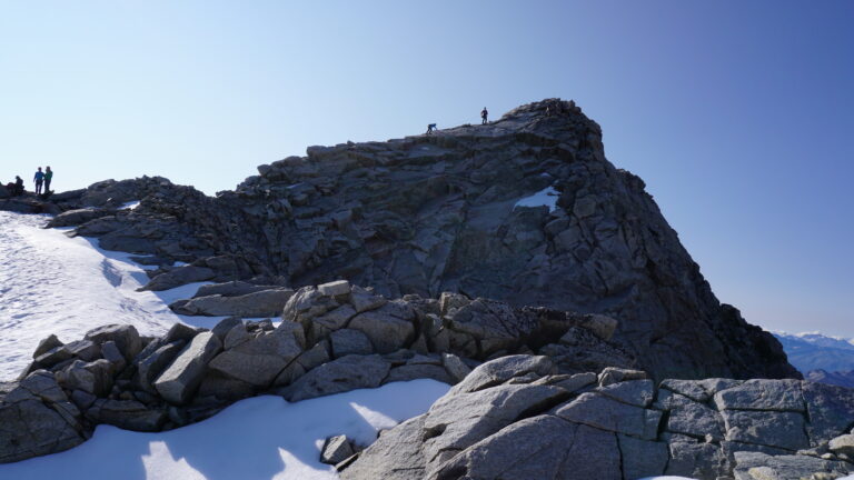 Aufstieg auf den Nordgipfel über exponierte Granitplatten