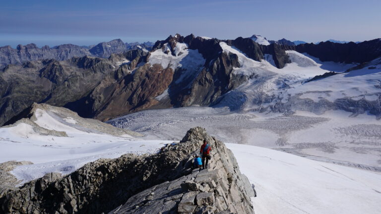 Blick vom Nordgipfel auf den etwas luftigen Übergang