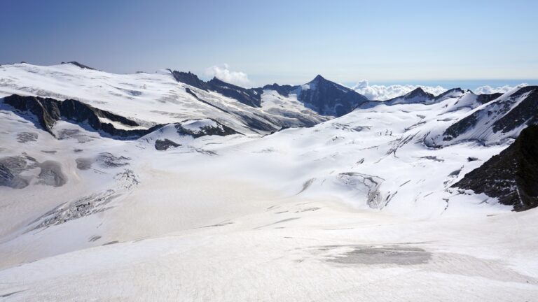 Gipfelblick Richtung Rhonegletscher, die auffällige Pyramide ist der Galenstock.