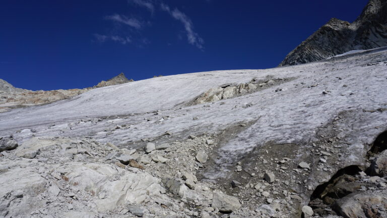 Im Abstieg vom Diechtergletscher sollte man sich besser rechts von der Felseninsel halten.