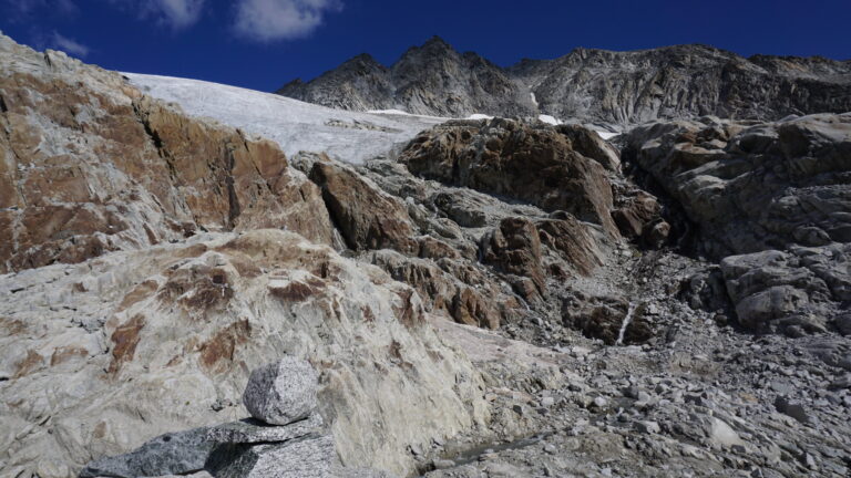 Der Abstieg vom Diechtergletscher sollte links von der Felsnase erfolgen, nicht durch die Rinne mit dem Wasserfall.