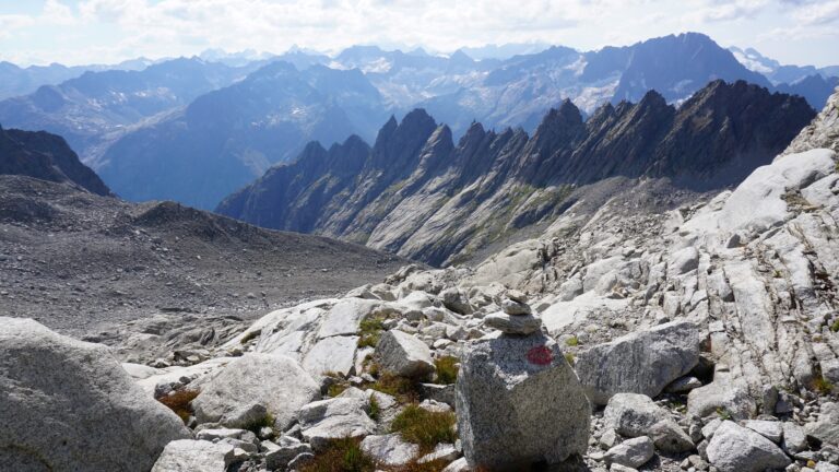 Der Abstieg vom Diechtergletscher zur Gelmerhütte ist gut mit roten Punkten und Steinhaufen markiert.