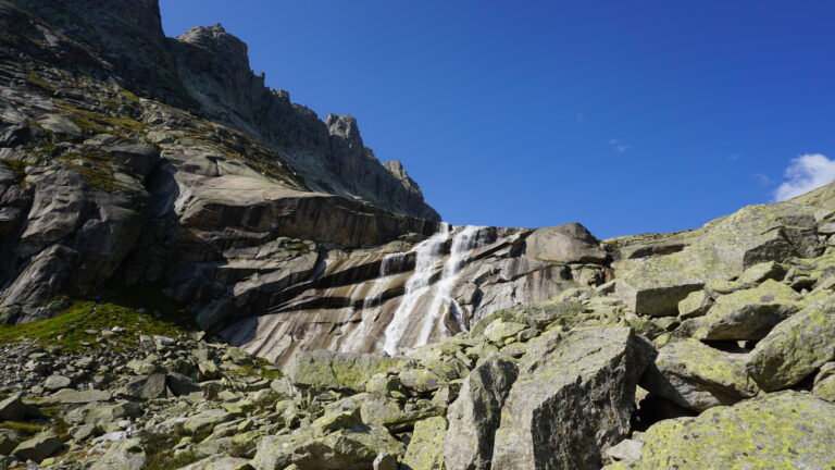 Der Abstieg von der Gelmerhütte führt an einem schönen Wasserfall vorbei.