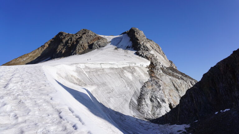 Am Hintereisjoch, hier kommt der Weg vom Rifugio Bellavista hoch. Hinten das steile Matscher Wandl.