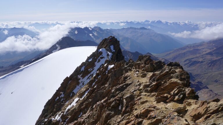 Der Grat im Rückblick, teilweise ist auch Gehgelände dabei. Die heikelste Stelle ist der Zacken mit Schnee hinten.