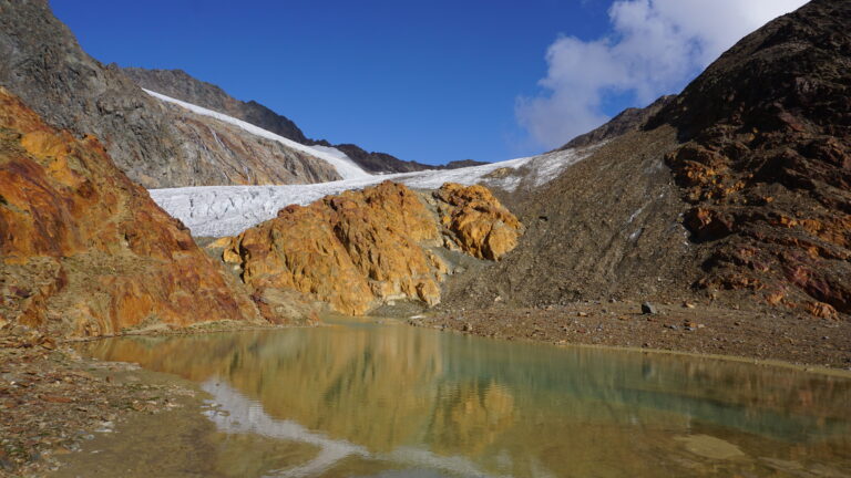 Links am Seeufer vorbei geht es zum Gletscher.