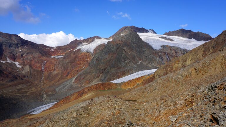 Der markierte Weg führt hinab zum Gletscherrandsee. Am linken Seeufer entlang gelangt man zum Einstieg auf den Matscher Ferner.