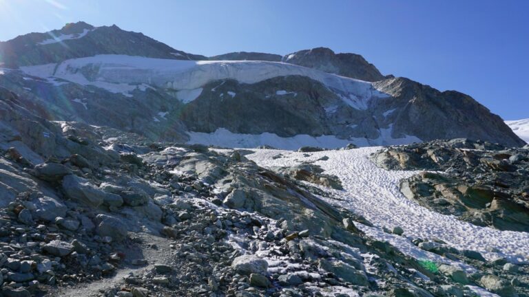 Blau-weiß markierter Alpinweg zum Col du Pigne